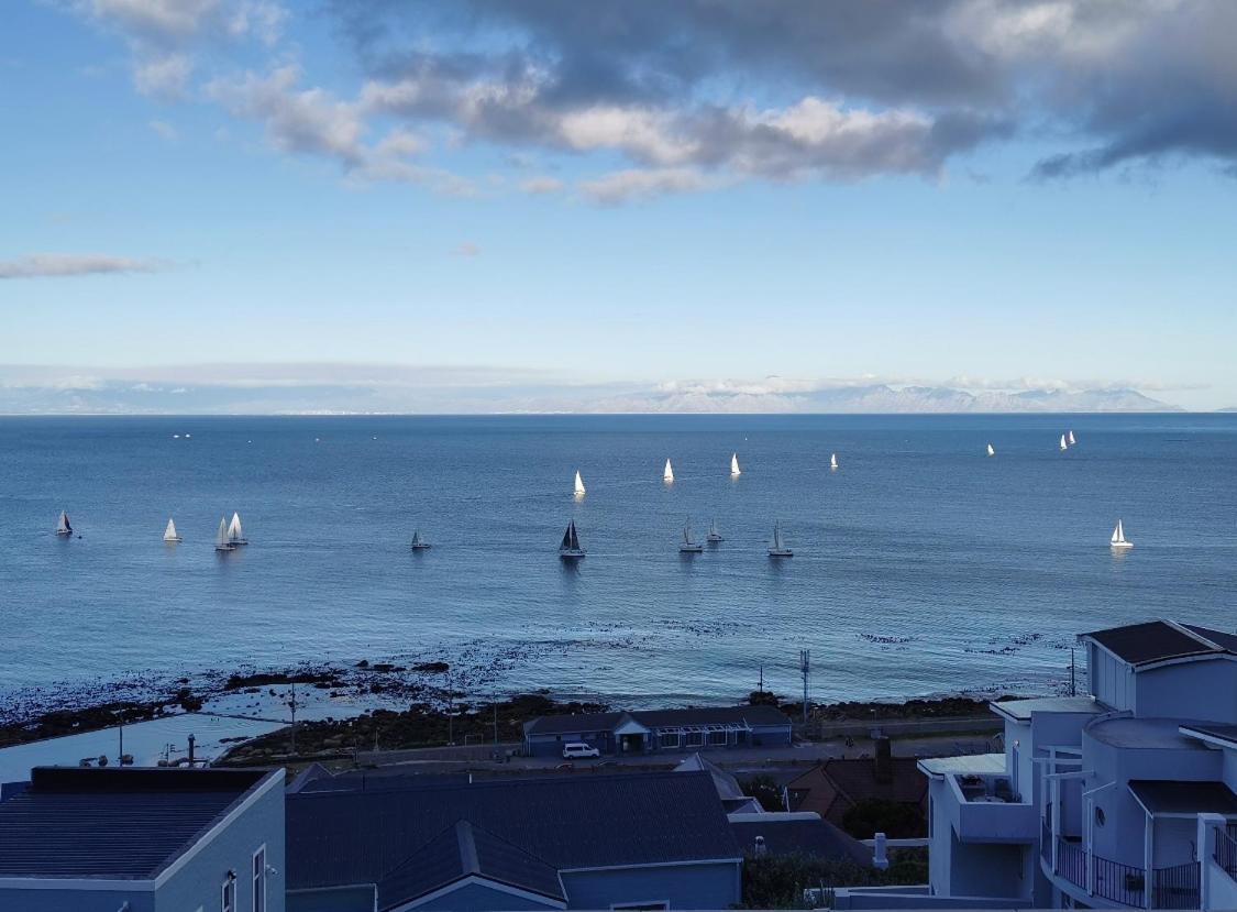 Relax,Revive,Reset & Enjoy The Sounds Of The Sea! Appartement Kaapstad Buitenkant foto